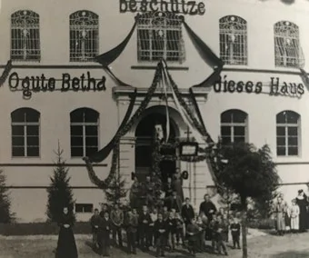 Erste Bildungskonzepte. Zusammen mit anderen jungen Menschen mit Behinderungen lebt der junge Oberschwabe – wir nennen ihn Georg – in dem 1906 im Neubau des „Gut-Betha-Hauses“ in Liebenau eingerichteten Kinderheim, in dem es auch Schulräume gibt. Inspektor Otto Weber, der damalige Liebenauer Anstaltsleiter, beschreibt die pädagogische Arbeit dort als das, was man als erstes Bildungskonzept der Stiftung bezeichnen könnte: „Wir möchten den Kindern, deren geistige Entwicklung gehemmt ist, oder die infolge körperlicher Leiden dem Klassenunterricht der Normalschule nicht zu folgen vermögen, zu einer ihrem Zustande angepassten Erziehung verhelfen und sie dadurch zu einem menschenwürdigen Dasein befähigen.“ 