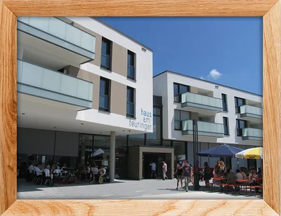 2018, Leben im inklusiven Quartier. In der oberschwäbischen Gemeinde Oberteuringen entsteht ein inklusives Quartier – mit Wohnungen für alle Lebensalter, für Menschen mit und ohne Handicap, mit Kindergarten, einem Haus der Pflege, Förder- und Betreuungsbereich und öffentlichen Räumen für Freizeit, Bildung und Begegnung. Das Konzept, entwickelt und getragen von der Gemeinde und der Stiftung Liebenau, findet überregionale fachliche Beachtung. Das Bild zeigt das Haus am Teuringer in Oberteuringen.