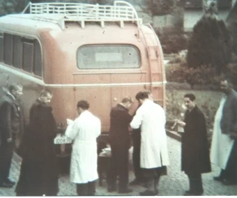 Als die Busse kamen.  Der lernbehinderte Erich kommt als Zwölfjähriger im Frühjahr 1935 ins Landerziehungsheim der Stiftung Liebenau nach Rosenharz – in einer Zeit, in der die Nationalsozialisten im Deutschen Reich die Macht übernommen haben. Der unmenschlichen NS-Herrschaft  fielen auch Bewohner aus Rosenharz zum Opfer. Erich ist Augenzeuge, als die ersten Menschen von dort abtransportiert werden. Mehr als 50 Jahre nach diesem schrecklichen Erlebnis schildert er seine Beobachtungen einmal in eigenen Worten: „Alle mussten in der Pforte warten, und dann sind sie in den Hof gegangen. Dann haben sie sie in die Busse geschuckt, mit Stempel drauf, wie ein Stück Vieh. Als die Wägen zum zweiten Mal kamen, durfte keiner mehr im Hof sein, wir sollten das nicht sehen. Ich habe mich im Heustock versteckt und zugeschaut.“ Weil er arbeitsfähig ist, bleibt Erich selbst verschont. Wochen später erfährt er aber vom Tod seines Vaters, der in Liebenau gelebt hat und Anfang Juli 1940 deportiert worden ist.