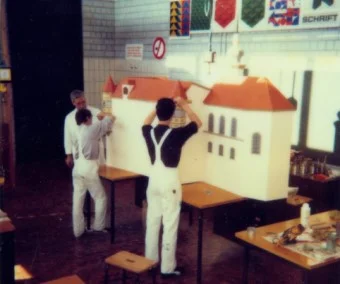 Vom Sonderschüler zum Meister. Frank wächst in seiner Heimat auf der Ostalb in schwierigen Familienverhältnissen auf. Neun Jahre besucht er die Sonderschule für Lernbehinderte. Und was nun? Auf Vorschlag des Arbeitsamtes kommt er 1984 in das noch junge Berufsbildungswerk nach Ravensburg. Im Förderlehrgang zeigt sich: der eigentlich anvisierte Gärtnerberuf ist nichts für Frank, stattdessen beginnt er eine Ausbildung als Maler und Lackierer und zeigt dort beste Leistungen. Den angebotenen Wechsel in die Regelausbildung traut sich der junge Mann aber noch nicht so richtig zu:  „Lieber eine bestandene Fachwerker-Prüfung als eine nicht bestandene Vollausbildungs-Prüfung“, lautet sein Motto. Nach dem Abschluss findet er in seiner Heimat einen Job. Sein Chef legt ihm einen Meisterkurs nahe. Doch dafür fehlt der Gesellenbrief. Mit Hilfe eines Lehrers aus dem BBW büffelt er für diese nachträgliche Prüfung, die er dann tatsächlich mit sehr guten Noten im Frühjahr 1993 absolviert. 