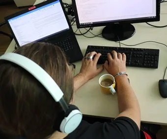 Endlich einen Namen für alles. Auch im Jubiläumsjahr der Stiftung Liebenau kommen immer mehr junge Menschen mit einer Autismus-Spektrum-Störung ins BBW, um dort in einem für sie geeigneten Umfeld und mit der nötigen Unterstützung den Sprung auf den allgemeinen Arbeitsmarkt zu schaffen. Doch noch immer erhalten viele Betroffene ihre Diagnose erst spät, wie etwa Jan. „Man scheitert, aber man weiß nicht warum“, berichtet er über seinen langen Leidensweg, bis er mit der Diagnose Autismus „endlich einen Namen für alles“ bekommen hat – und im BBW in Ravensburg einen Ausbildungsplatz als Fachinformatiker, an dem er sich wohl und verstanden fühlt.